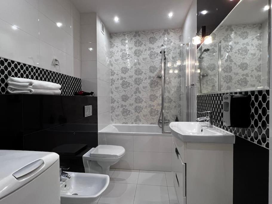 Europa22 "Apartament Delux" Z Wanna - Centrum Miasta Z Widokiem Na Staw Tomaszów Mazowiecki エクステリア 写真